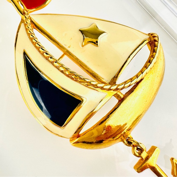 Vintage Avon Three Piece Nautical Sailboat Helm Enamel Brooch Earrings - Picture 5 of 13